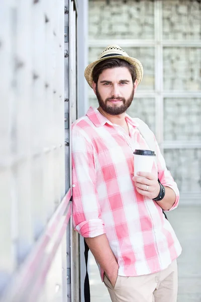 Man holding disposable cup — Stock Photo, Image