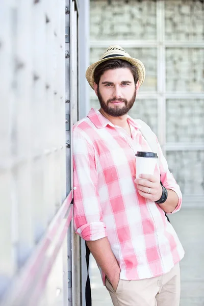 Mann mit Einwegbecher — Stockfoto