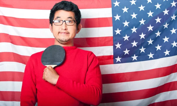 Hombre asiático contra bandera de EE.UU. — Foto de Stock