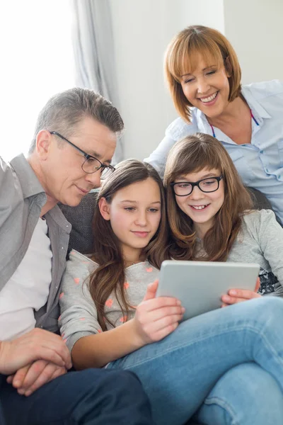 Famille utilisant une tablette numérique — Photo