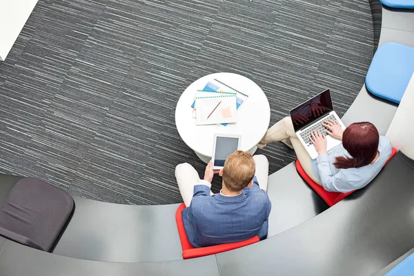 Geschäftsleute nutzen Technologien im Büro — Stockfoto