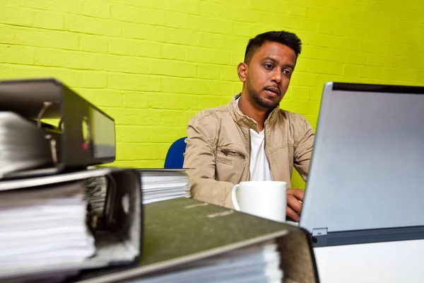 Junger Mann arbeitet am Computer — Stockfoto