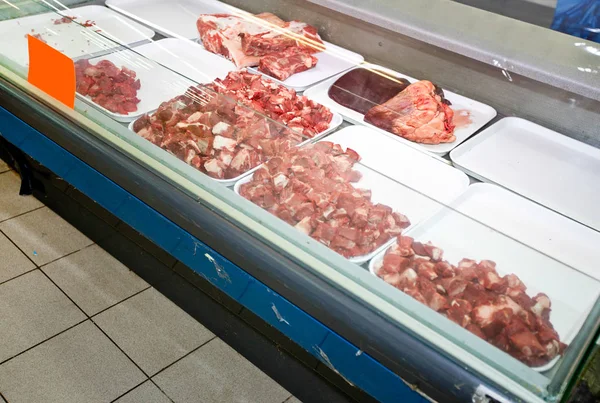Carne em bandejas no supermercado — Fotografia de Stock