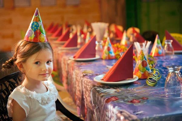 Chica en la mesa de cumpleaños — Foto de Stock