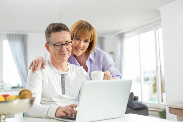 Couple aimant en utilisant un ordinateur portable — Photo