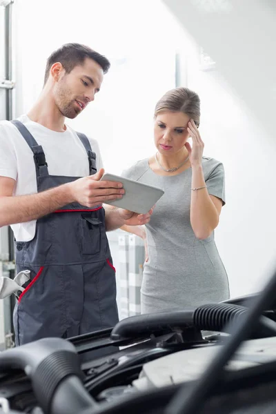 Engineer showing digital tablet to customer — Stock Photo, Image