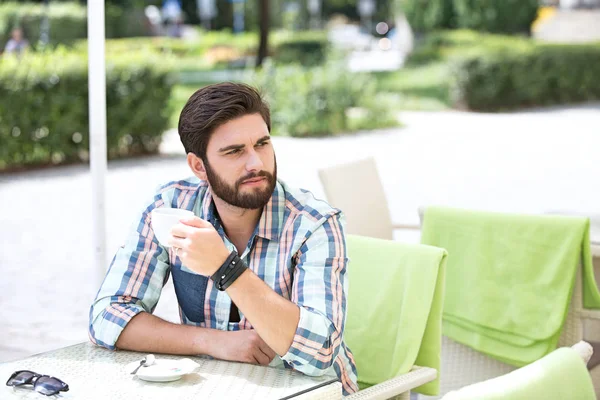 Uomo premuroso al caffè marciapiede — Foto Stock