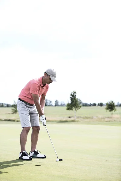 Hombre de mediana edad jugando al golf — Foto de Stock