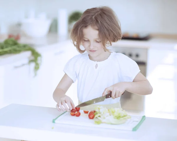 Jovem menina cortando tomates — Fotografia de Stock