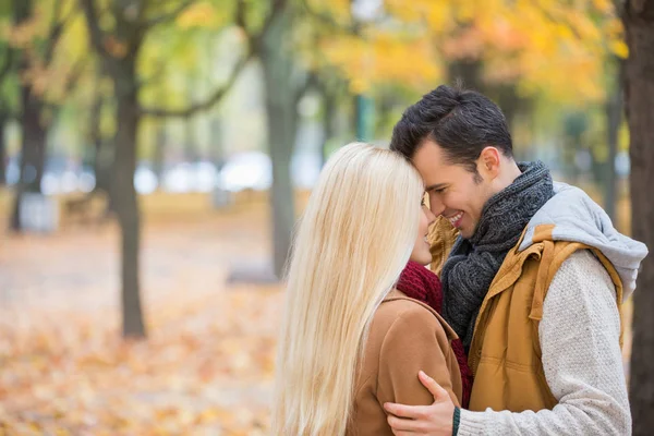 Sevgi dolu çift sarılıyor 