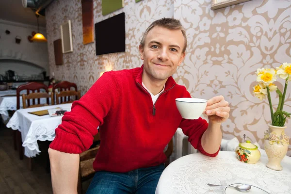 Man met koffiekopje in Cafe — Stockfoto