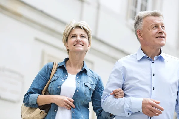 Smiling middle-aged couple — Stock Photo, Image