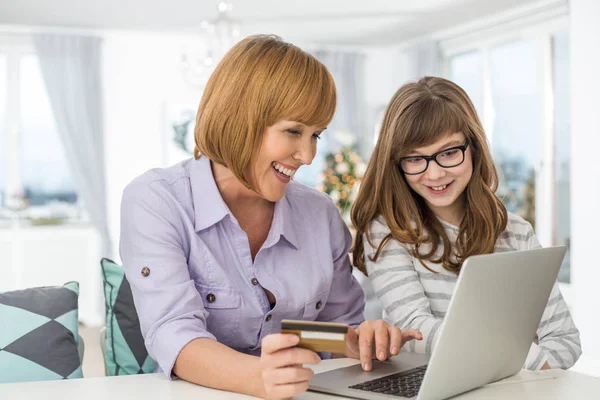 Mère et fille faisant du shopping en ligne — Photo