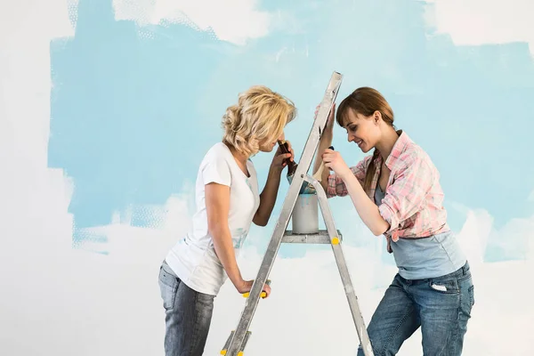 Female friends painting together — Stock Photo, Image