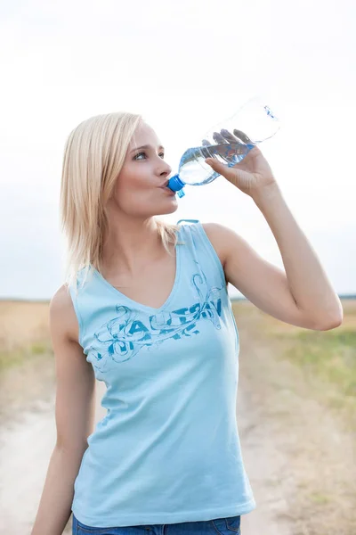 Mujer agua potable — Foto de Stock