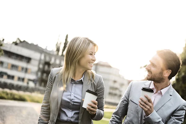 Feliz casal de negócios conversando — Fotografia de Stock