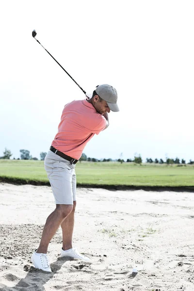 Uomo di mezza età che oscilla al campo da golf — Foto Stock