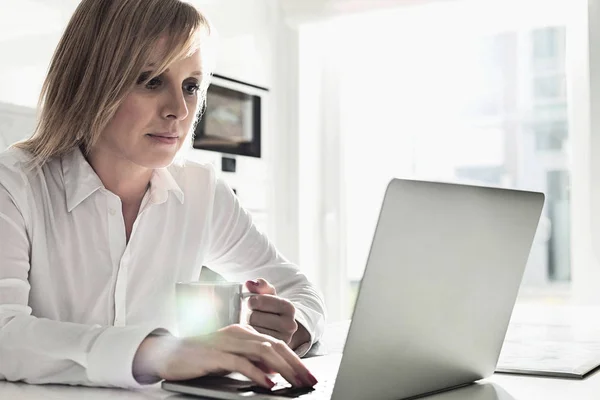 Geschäftsfrau mit Laptop — Stockfoto