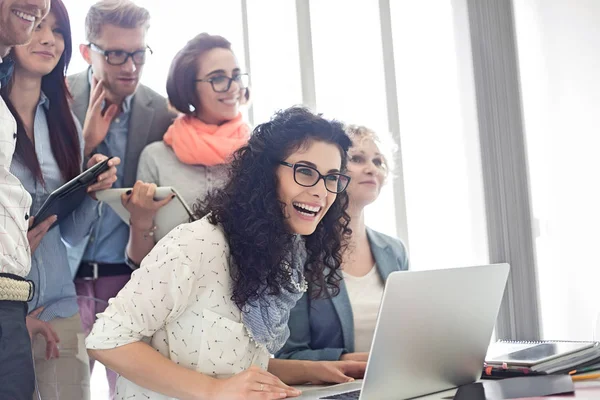 Fröhliche Geschäftsleute mit Laptop — Stockfoto