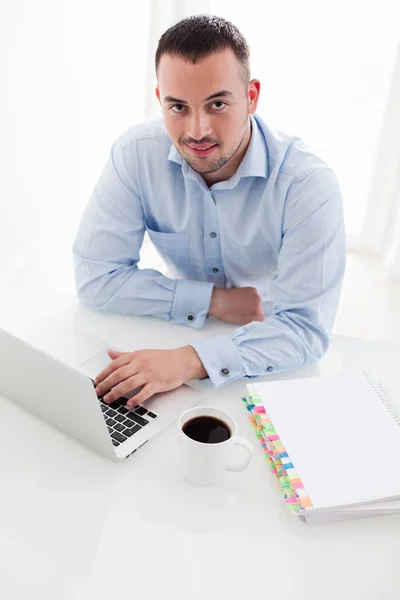 Empresario trabajando en el escritorio —  Fotos de Stock