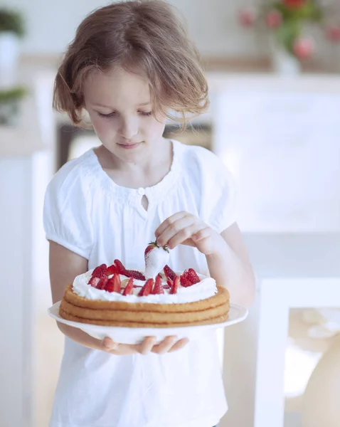 Fille avec gâteau et fraises — Photo