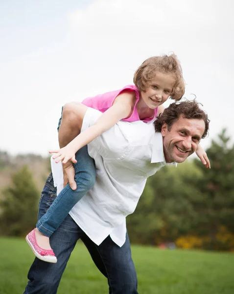 Padre piggybacking hija — Foto de Stock