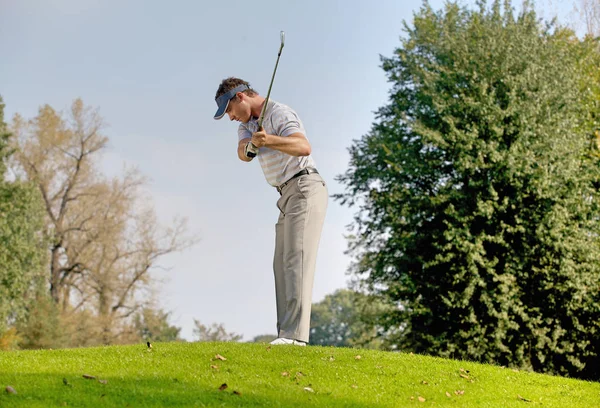 Egy férfi golfozik. — Stock Fotó