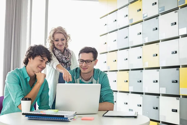 Businesspeople using laptop — Stock Photo, Image