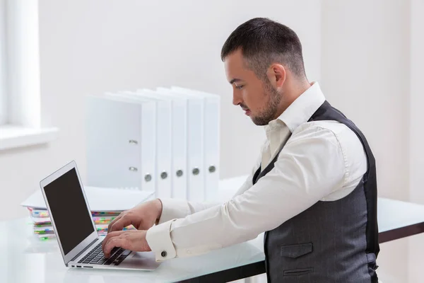 Zakenman met behulp van op laptop — Stockfoto