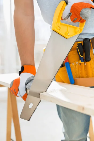 Man sawing wood — Stock Photo, Image