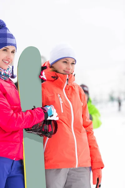 Piękne młode kobiety z snowboard — Zdjęcie stockowe