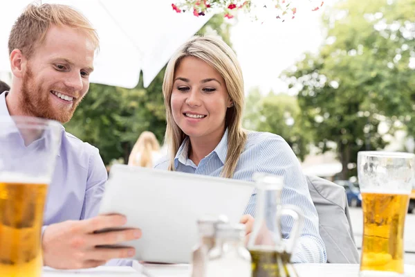 Empresários felizes usando tablet digital — Fotografia de Stock