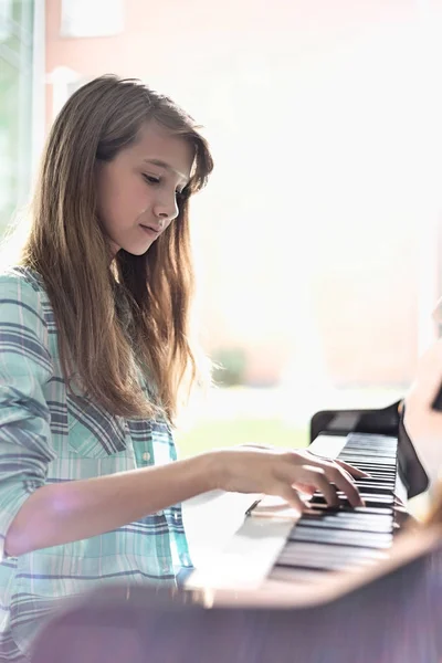 Menina tocando piano — Fotografia de Stock