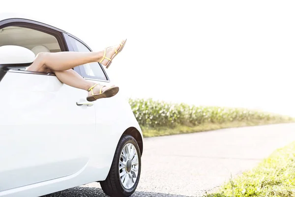 Mujer relajante en coche — Foto de Stock