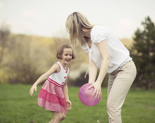 Mãe e filha brincando com bola — Fotografia de Stock