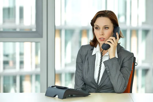 Joven confiada mujer de negocios caucásica — Foto de Stock