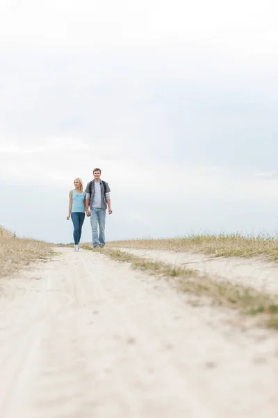 Casal caminhando na trilha — Fotografia de Stock