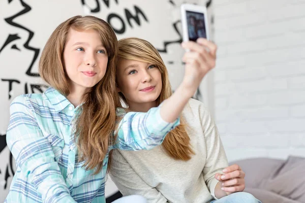 Cute sisters taking photos — Stock Photo, Image