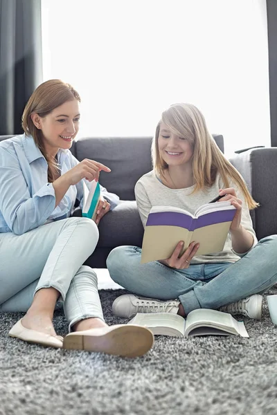 Moeder meewerkende dochter in huiswerk — Stockfoto