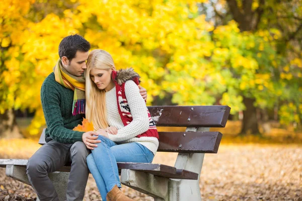 Tutkulu adam kucaklama utangaç kadın 