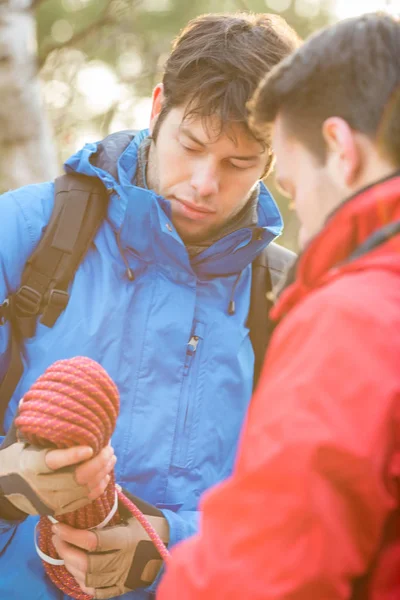 Hikers looking at rope — Stock Photo, Image