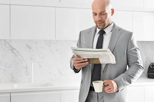 Бізнесмен має каву під час читання газети — стокове фото
