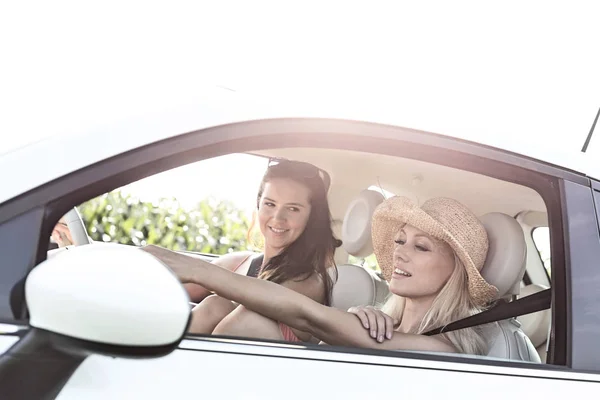 Jeunes amies en voiture — Photo