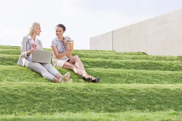 Geschäftsfrauen mit Kaffeetasse und Laptop — Stockfoto