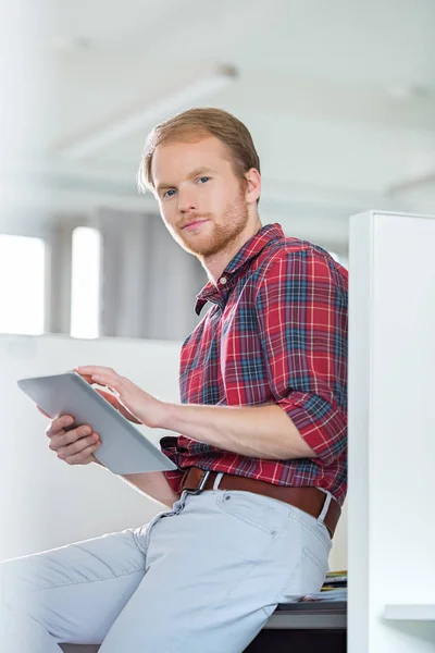 Pewny siebie biznesmen korzystający z tabletu — Zdjęcie stockowe