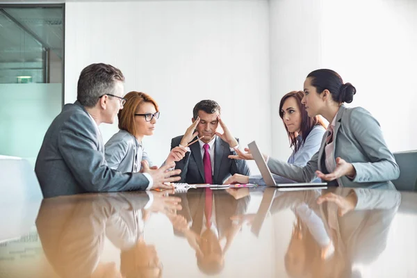 Empresarios discutiendo sobre reunión —  Fotos de Stock