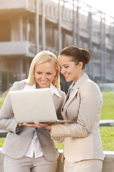 Junge Geschäftsfrauen mit Laptop — Stockfoto