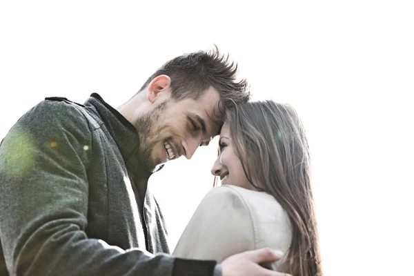 Молодой человек и женщина обнимаются — стоковое фото