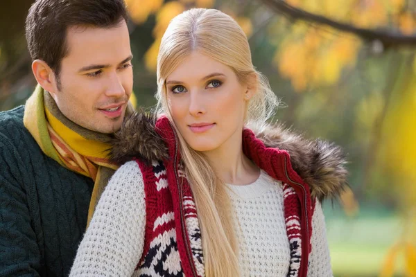 Vrouw met vriend in park — Stockfoto