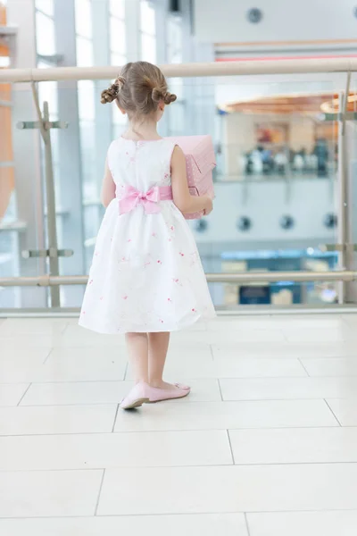 Meisje met geschenkdozen — Stockfoto